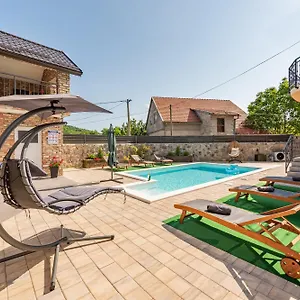 Toni Apartament Gračac